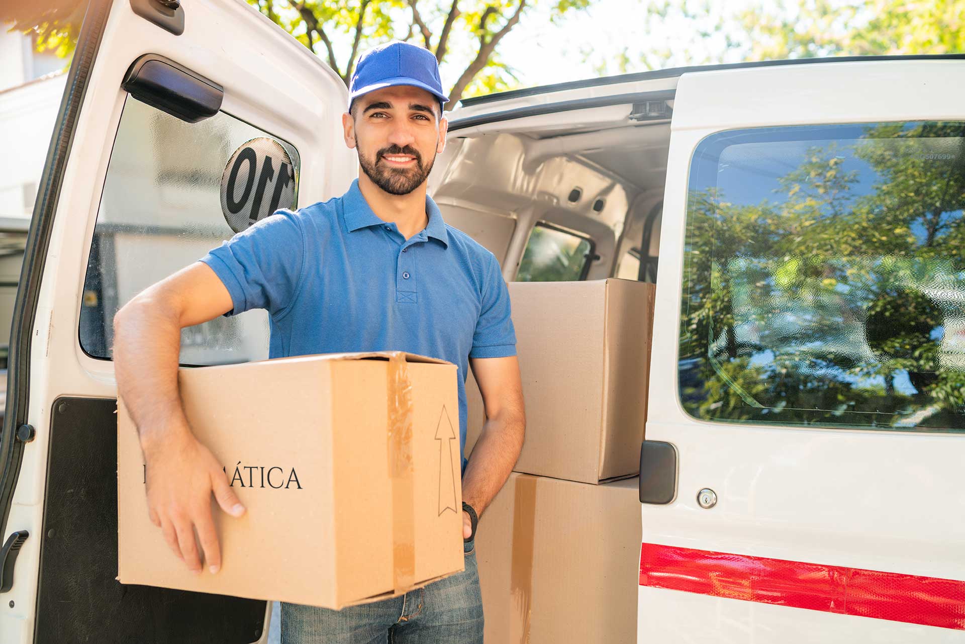 Deliver man. Delivery man. Доставка человек. Food delivery man. Человек который выгружает коробки.